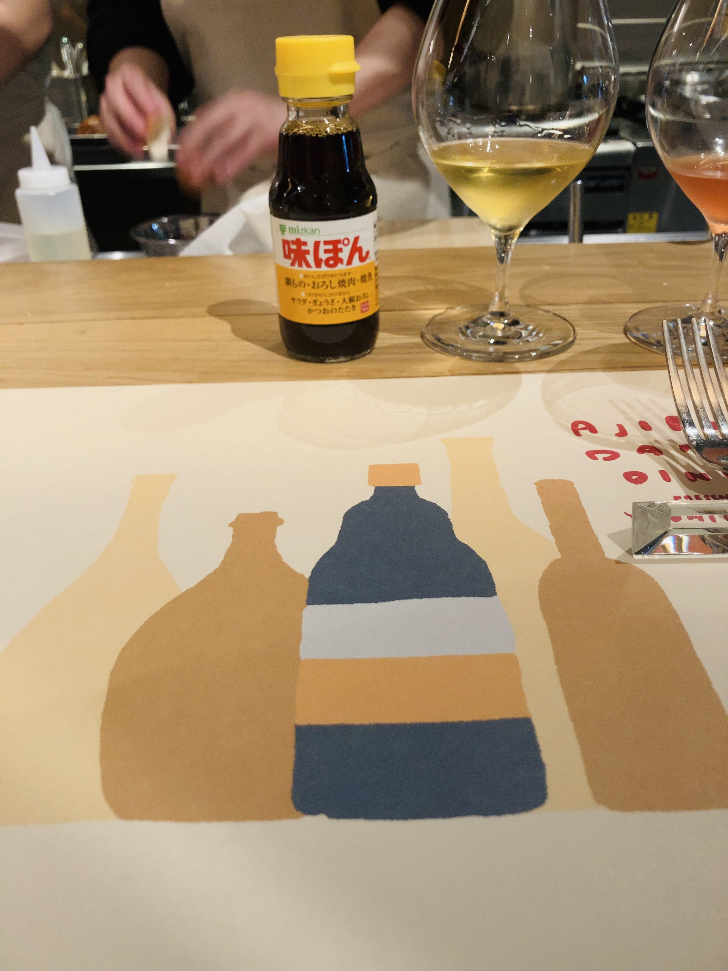 味ぽんとワインのあるカウンターって新鮮！（C）日刊ゲンダイ