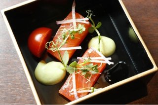 「霧島サーモンのマリネ」季節の野菜で作ったソースを添えて