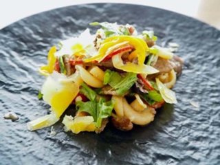 「味付きジンギスカンのショートパスタ和え」タレにひと手間