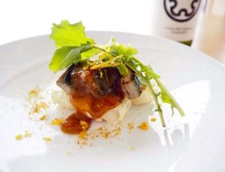 「塩サバ 赤ワインみそだれ炙り ポテトサラダ添え」炙る贅沢