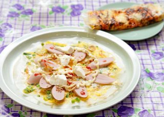 「バン・チャン・ヌン（ライスペーパーピザ）」ワインで乾杯