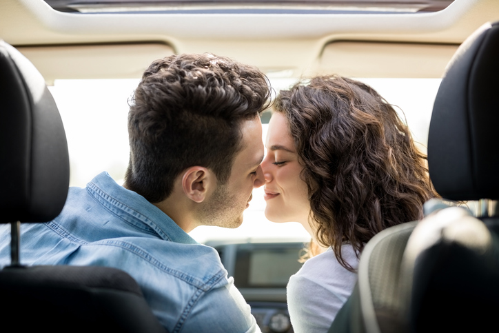 突然のキスにも動じない（写真:iStock）