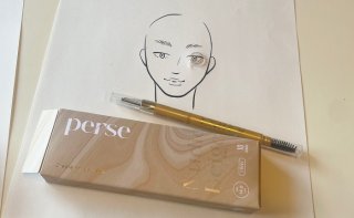 「エクセル パウダー＆ペンシル アイブロウEX PD14（モーヴブラウン）」×「perse カラーコンタクトレンズ 01（NUDIE BEIGE）」（Ｃ）コクハク