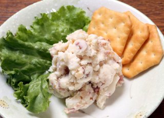 「いぶりがっこのポテトサラダ」燻製の風味でオトナ味に変身