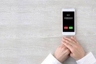 LINEと電話だけのやりとり（写真:iStock）