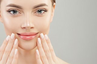 むくみ目にバイバイ（写真:iStock）