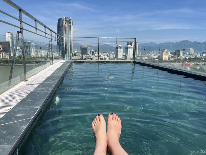 1泊1人1800円（朝食付）のホテルに宿泊。ルーフトップにプールあり♡