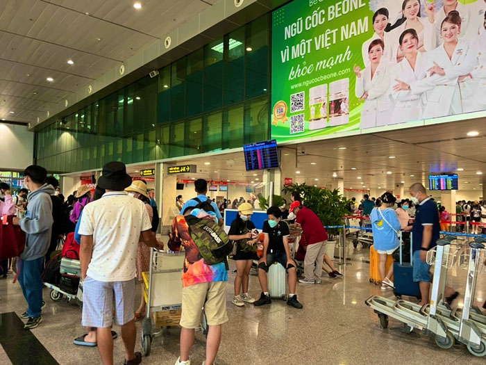 日本の空港と大違いでめちゃくちゃ混んでます（写真:林知佳・以下同）