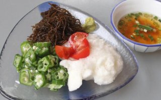 「沖縄風バクダン」コーレーグースを一滴垂らすと沖縄の風