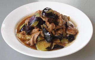 「ナスと豚バラの八丁味噌炒め」調理の肝はナスの“揚げ”焼き