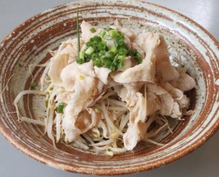 「豚とモヤシのレンジ蒸し」耐熱皿に材料をのせて…チン！