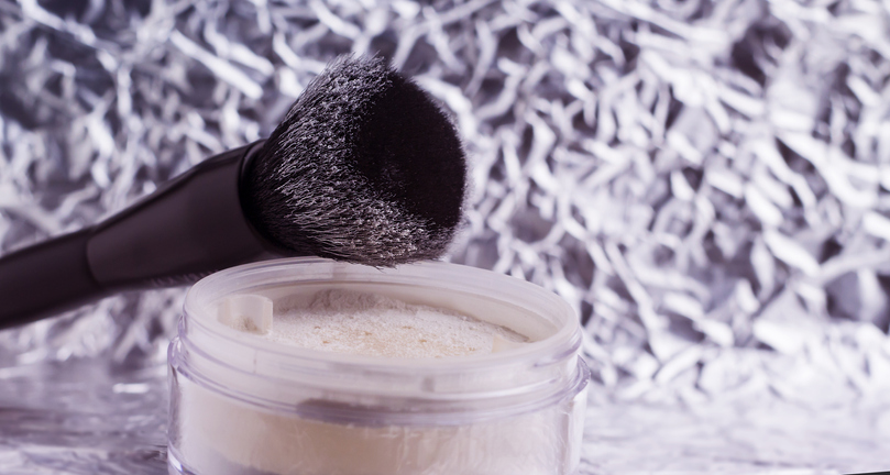 パフorブラシで！（写真:iStock）