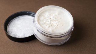 ミネラルパウダーの基本的な使い方＆顔以外に使う応用法3選