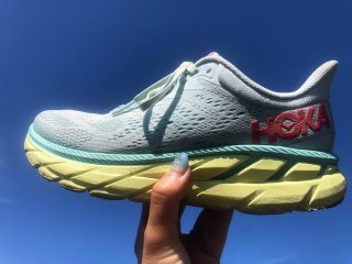 愛用のHOKA ONEONEのシューズ（C）コクハク
