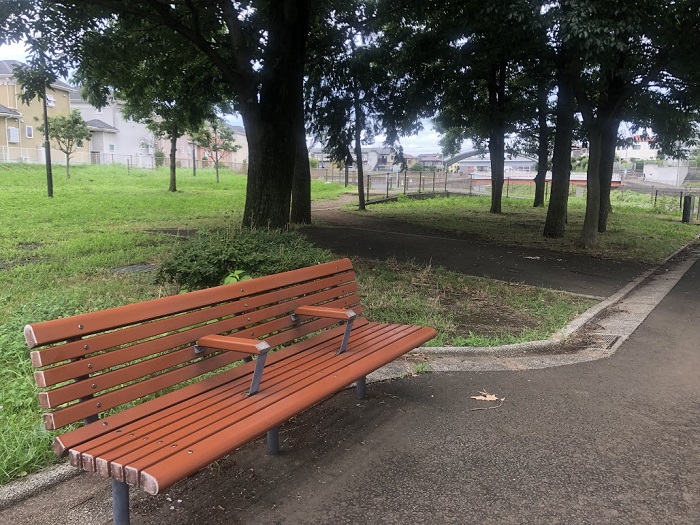 ここのベンチでぐったりしてました（C）コクハク