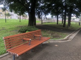 ここのベンチでぐったりしてました（C）コクハク