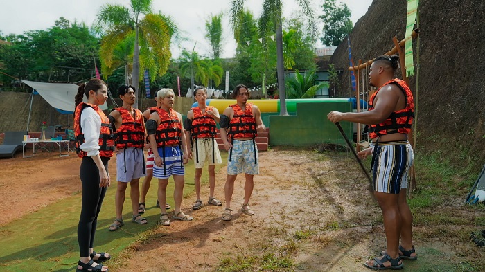 イケメンマッチョが大集合！(C) 2022 Warner Bros. International Television Production Limited