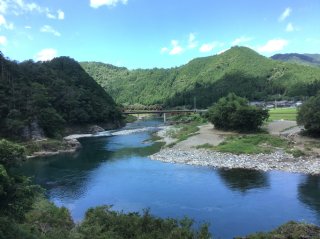 地元トークで盛り上がり…（写真:iStock）