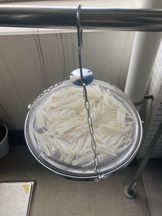 えのき茸1Pを三等分にカットして並べました（C）コクハク