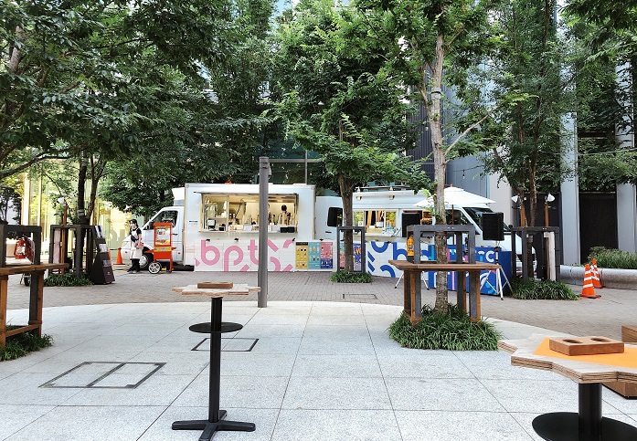 販売ワゴンと立ち飲みスペース（Ｃ）コクハク