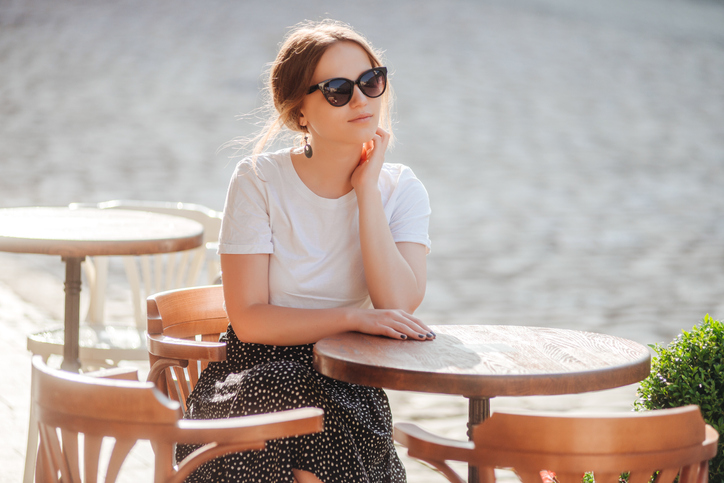 エレガントな装いが◎（写真:iStock）