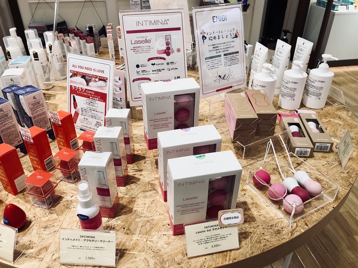 右手前にあるのは、スウェーデン製の腟用トレーニングボール（C）コクハク