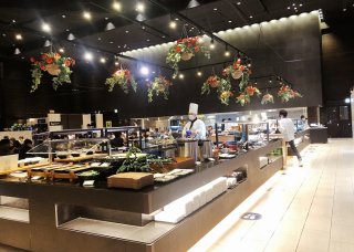 和洋中、何でも食べ放題！（Ｃ）コクハク