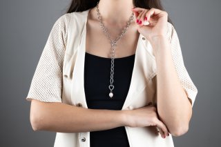 アクセサリーで高級感をプラス（写真:iStock）