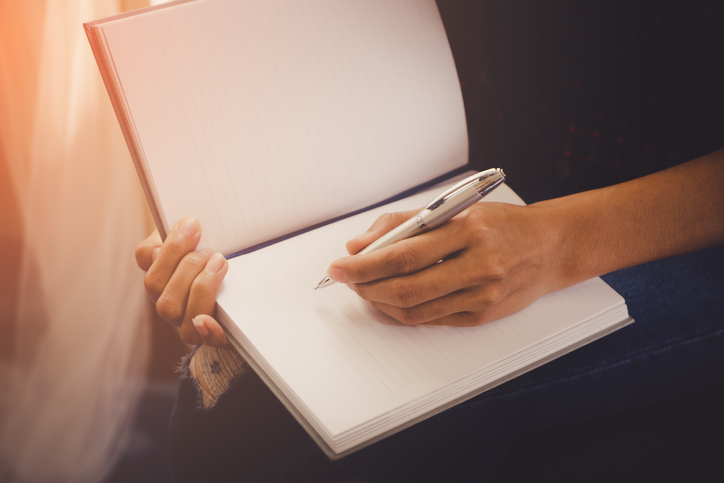 文字にして気持ちを整理する（写真:iStock）