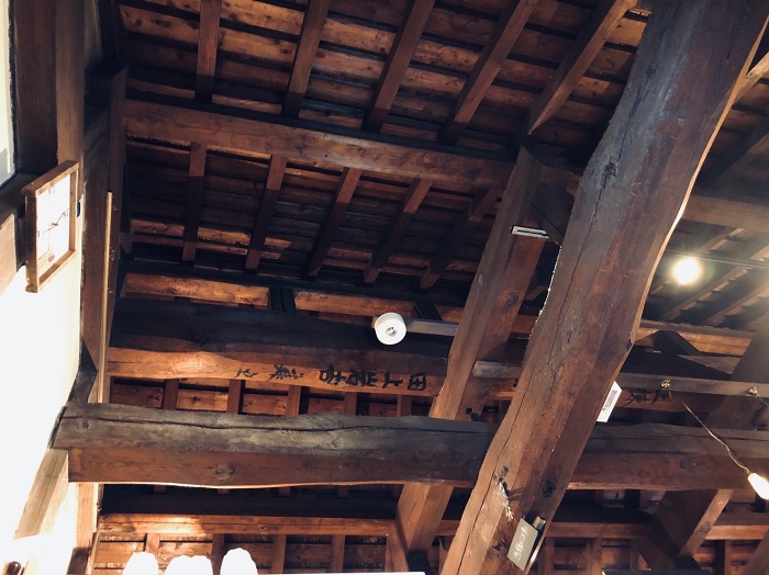 梁に書いてあるのはなんだろう？ （Ｃ）コクハク