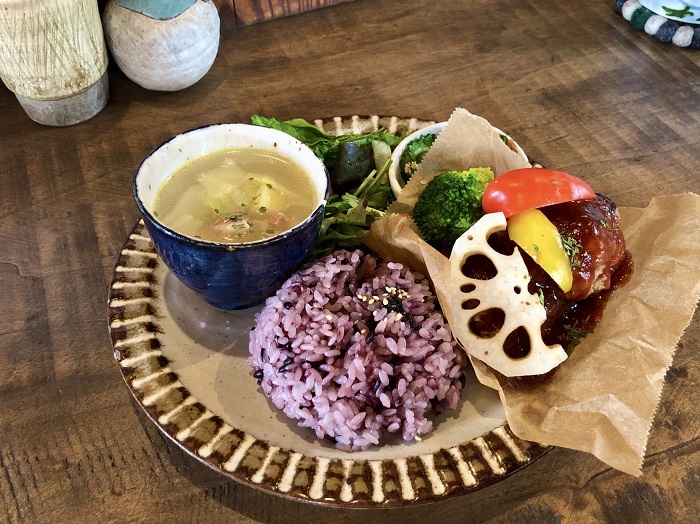 おまかせデリプレートはドリンク付きで1500円（税込み・以下同） （Ｃ）コクハク