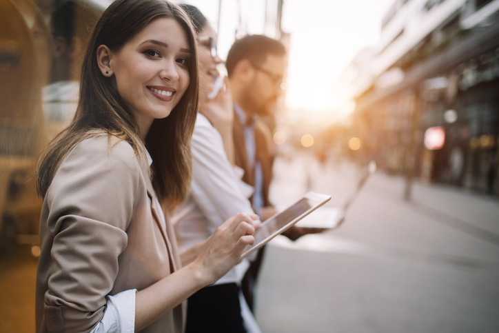 仕事の話に切り替える（写真:iStock）