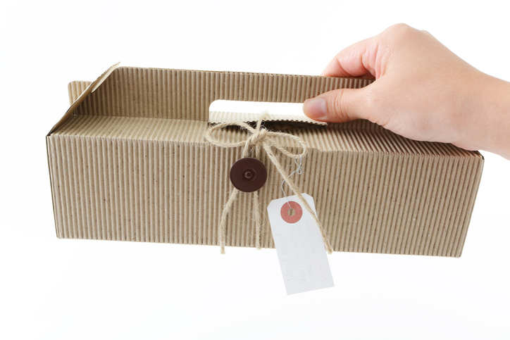 お土産でごまかそうとしてる？（写真:iStock）