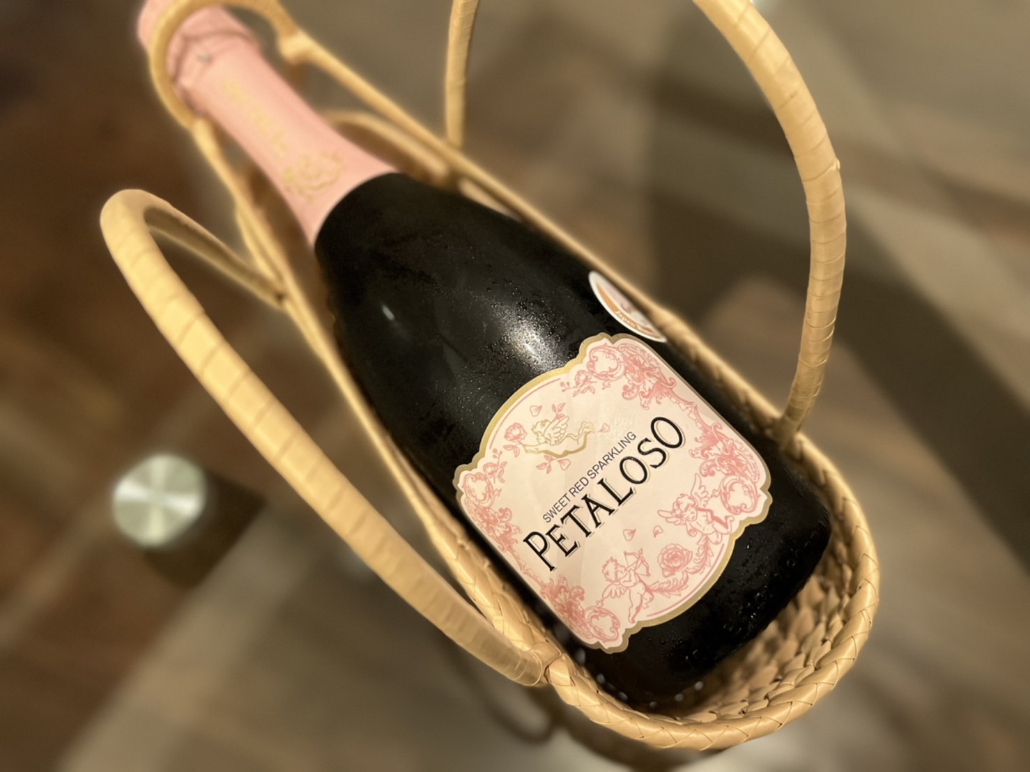 女性が集う“祝祭のお酒”にぴったりな華やかなエチケット（写真:市野瀬瞳）