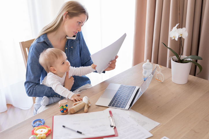 子育てと仕事でてんてこ舞い！（写真:iStock）