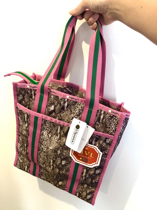 ヘビ柄×ピンクがインパクト大（Ｃ）コクハク