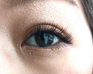 濃いアイシャドウはNG！