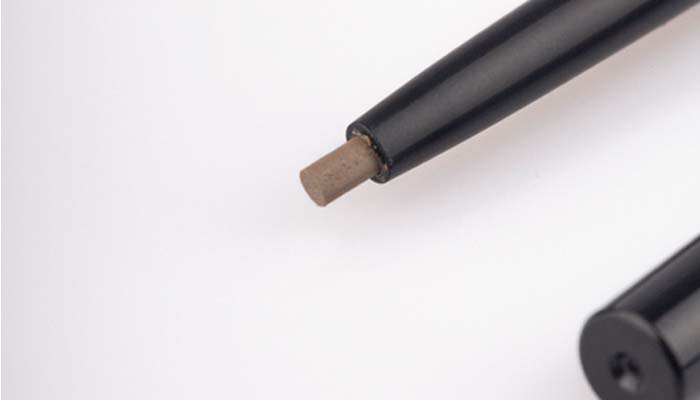 アイブロウペンシルで涙袋を（写真:iStock）