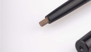 アイブロウペンシルで涙袋を（写真:iStock）