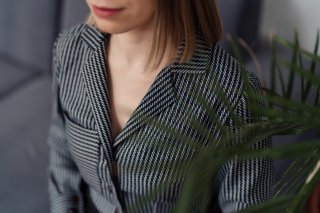 「首が短いんです涙」“顔デカ”見えを回避する洋服の選び方