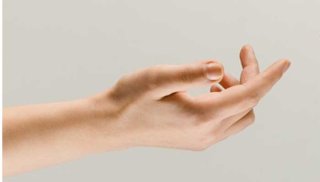 ゆっくりと指が…（写真:iStock）