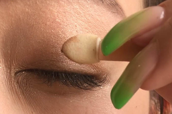 黒目の上と涙袋に