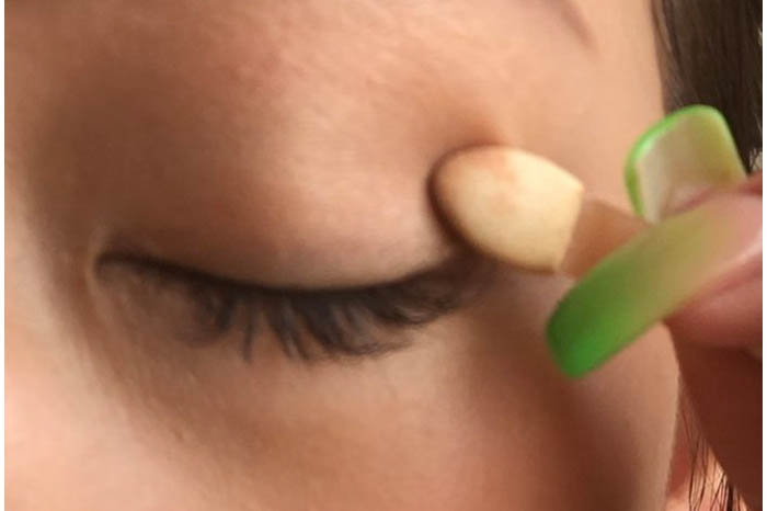 Bのシャドウを、上まぶた全体に