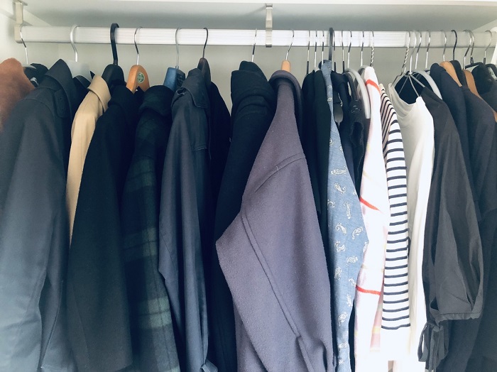 収まりきらない服たちが…（Ｃ）コクハク