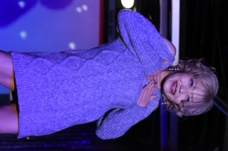 コテで髪を巻くのでトリートメントは欠かせない（写真:新井見枝香）