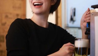 出会いは居酒屋のバイト（写真:iStock）