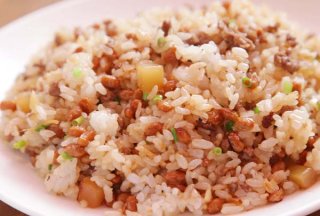 つまみになるご飯！「納豆チャーハン」をパラパラに作るコツ