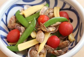 「夏野菜の酒蒸し」アサリの旨味とバターのコクで野菜を食す