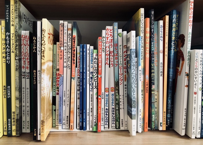 上の子の本棚。4歳なりに並べ方にこだわりがある様子 （Ｃ）コクハク