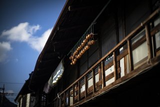 洗濯物と吊るし柿が連なる窓辺の懐かしさ 2022.11.18(金)